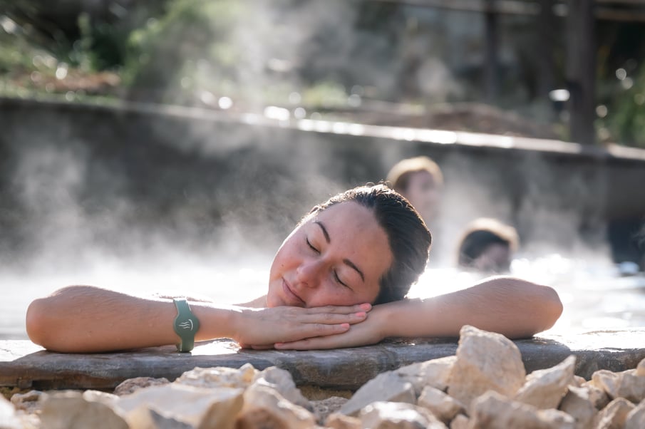 1749622389-peninsula-hot-springs-bath-house-winter-campaign-071-3