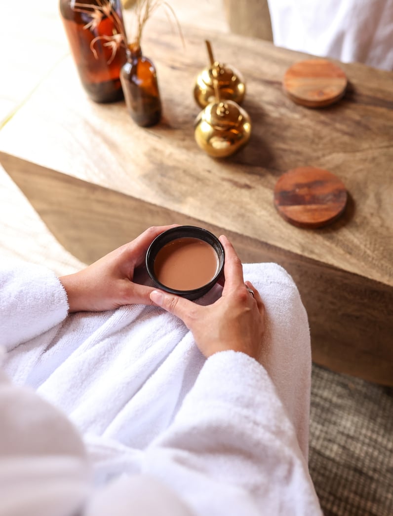 Hands holding a cup of hot cacao