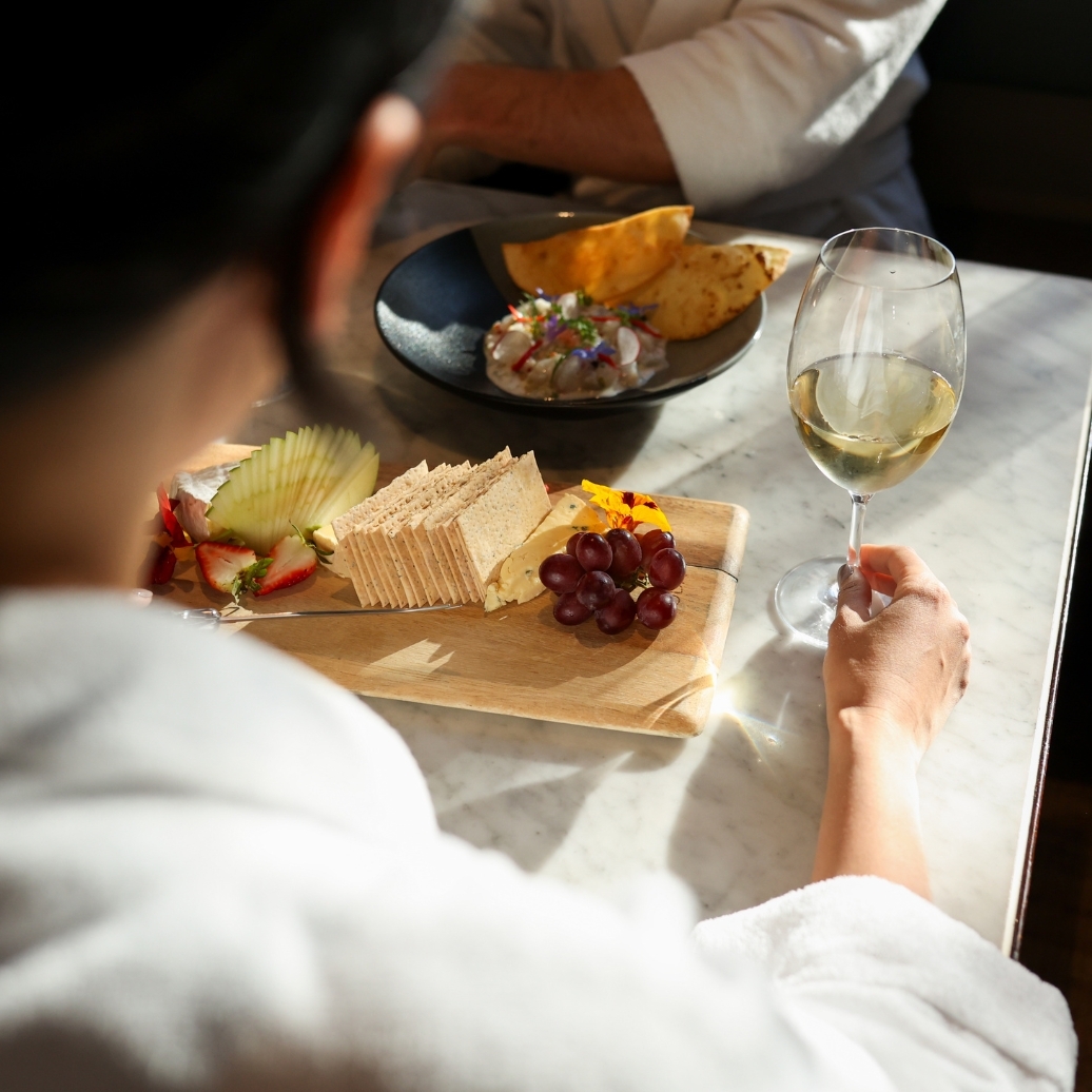 Two people dining in the Spa Dreaming Centre