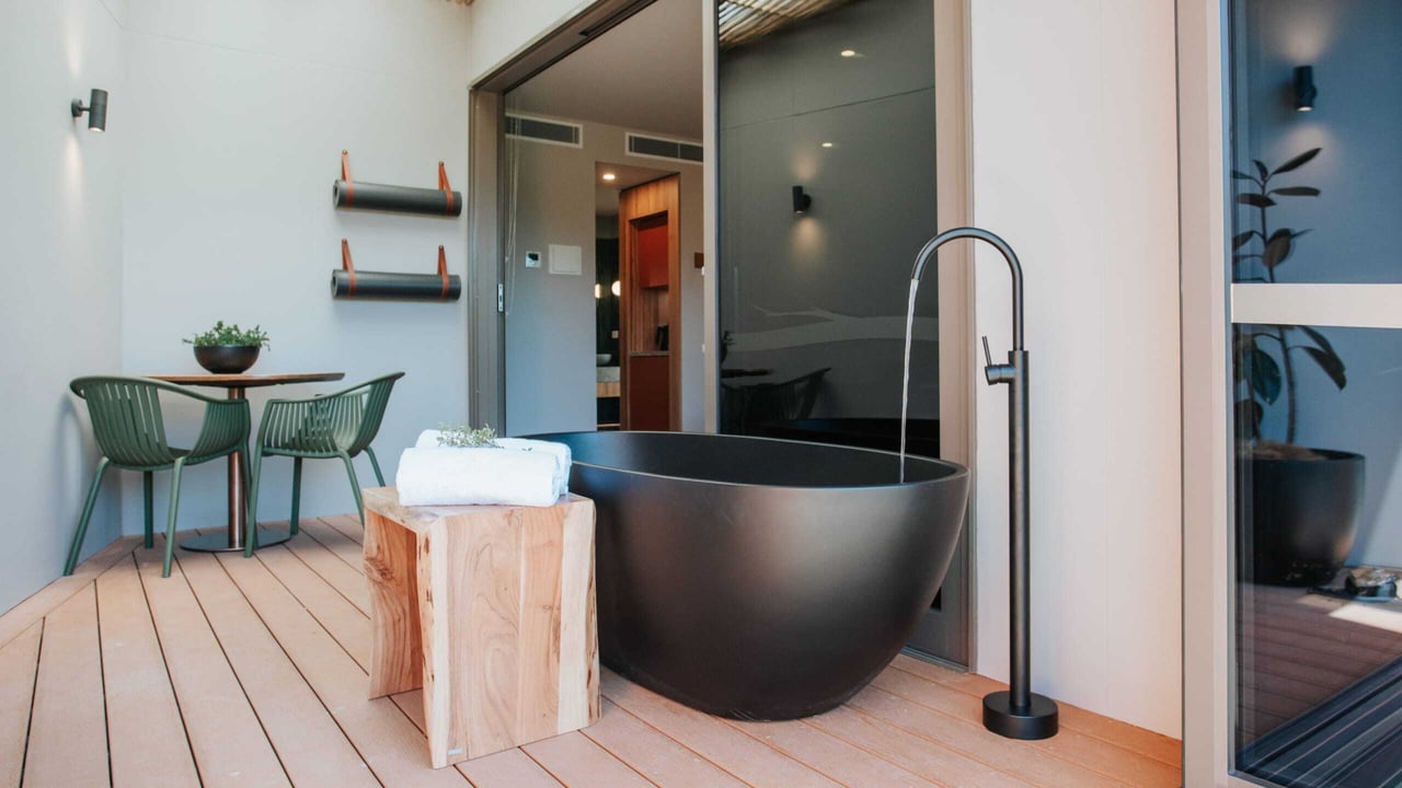The deck and bath in the Springs Room